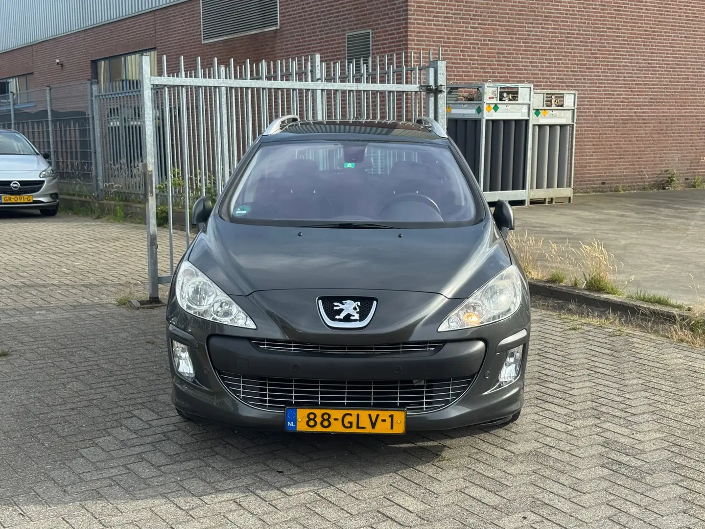 Peugeot 308 1.6 THP XT Stationwagon 150PK! Pano l Cruise l Air Grijs - 2