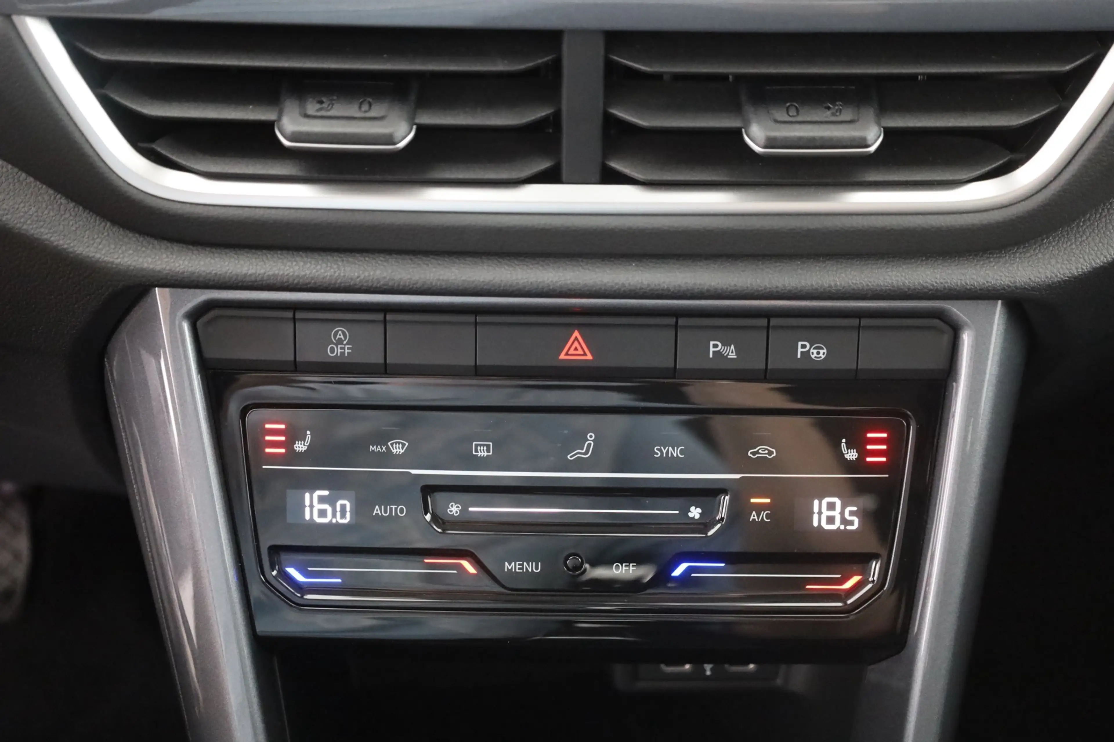 Volkswagen T-Roc 1.5 TSI DSG Matrix ACC Kamera — photo 12