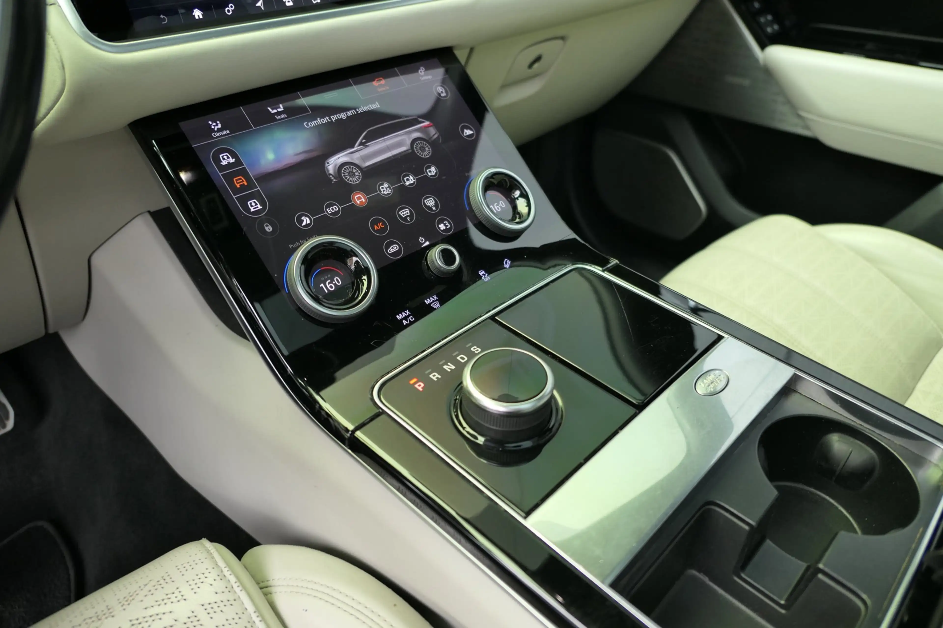 Land Rover Range Rover Velar 3.0 V6 SC AWD First Edition Luchtvering Panorama S — photo 9