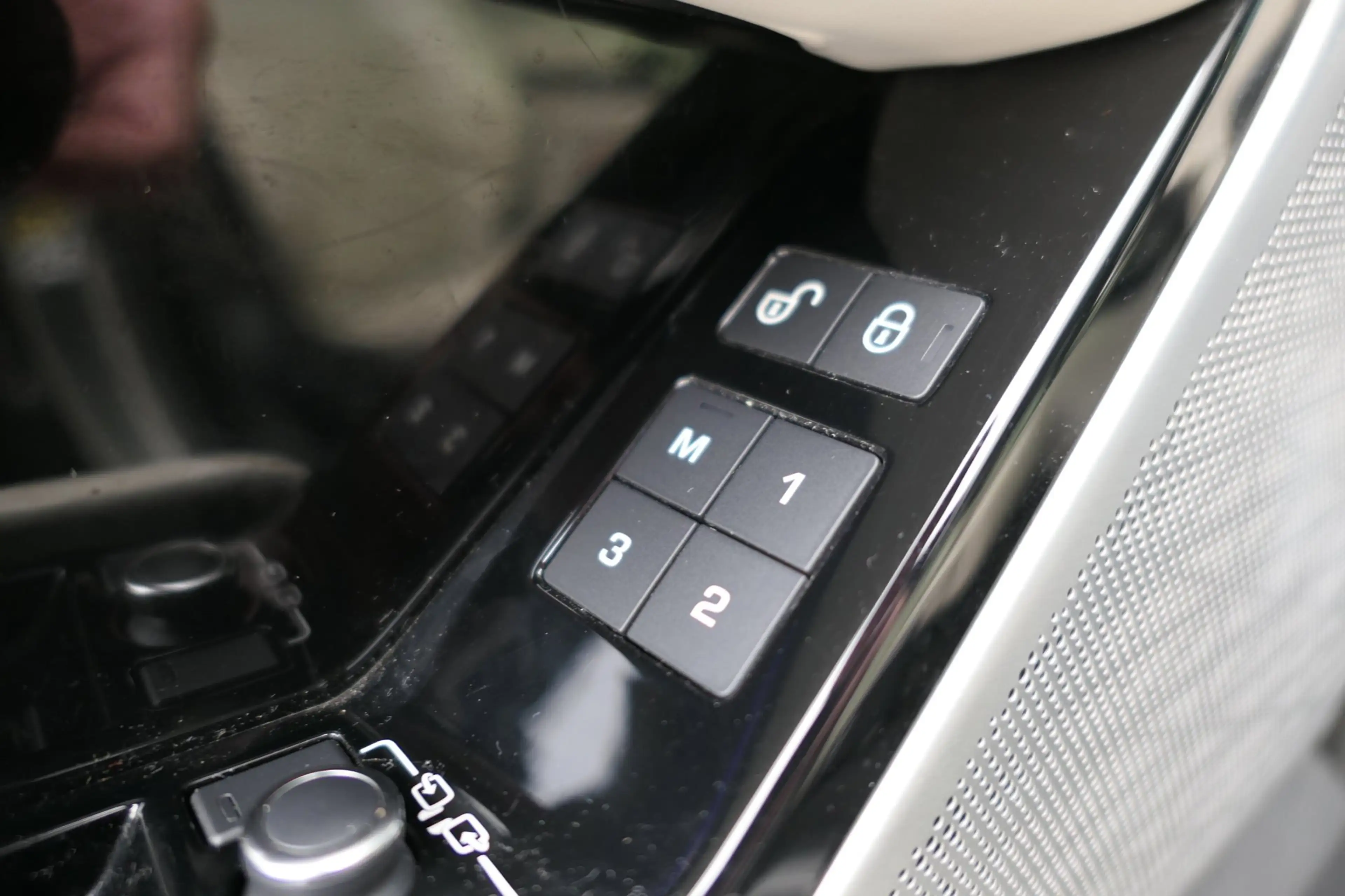 Land Rover Range Rover Velar 3.0 V6 SC AWD First Edition Luchtvering Panorama S — photo 7