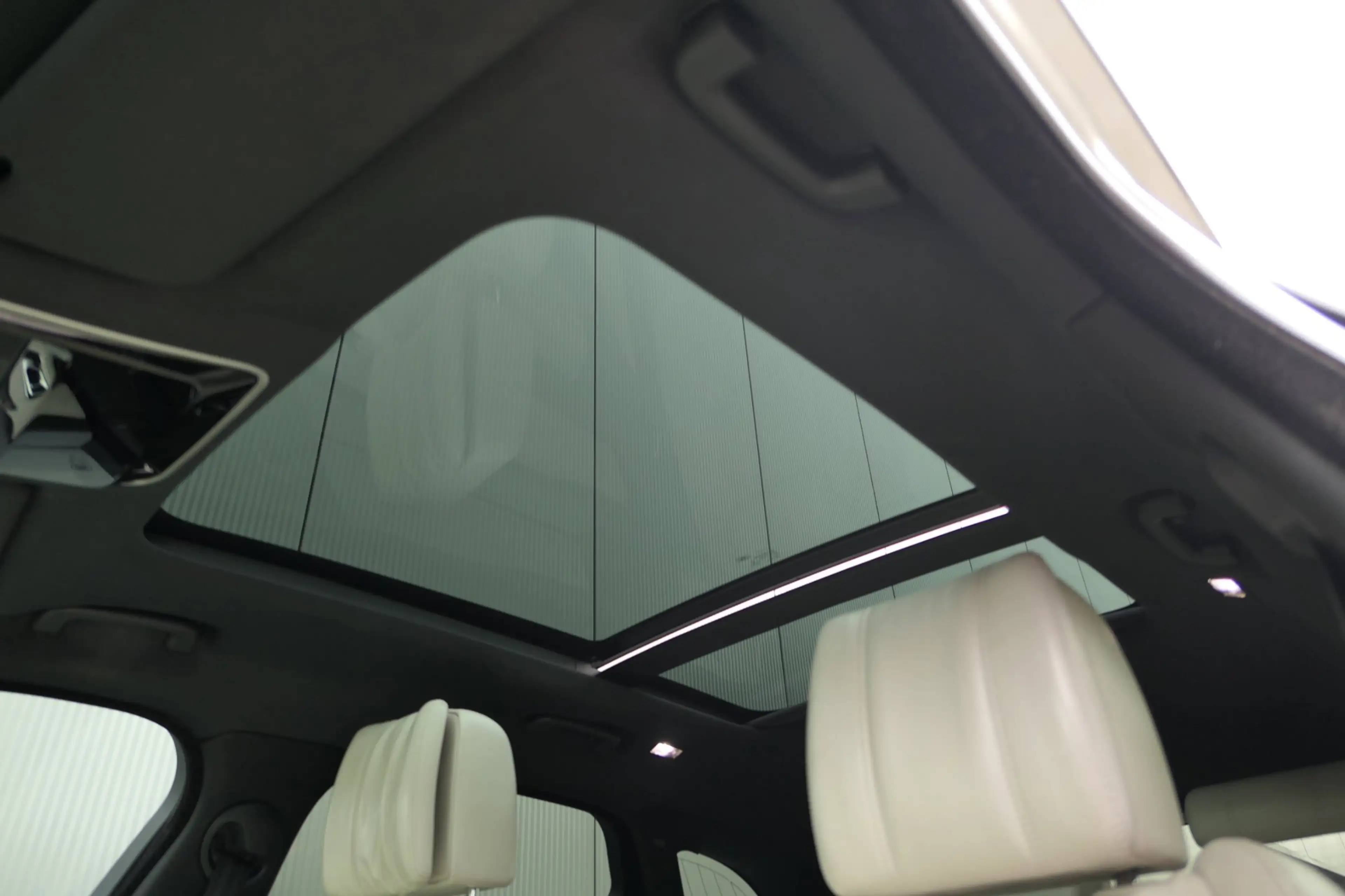 Land Rover Range Rover Velar 3.0 V6 SC AWD First Edition Luchtvering Panorama S — photo 5