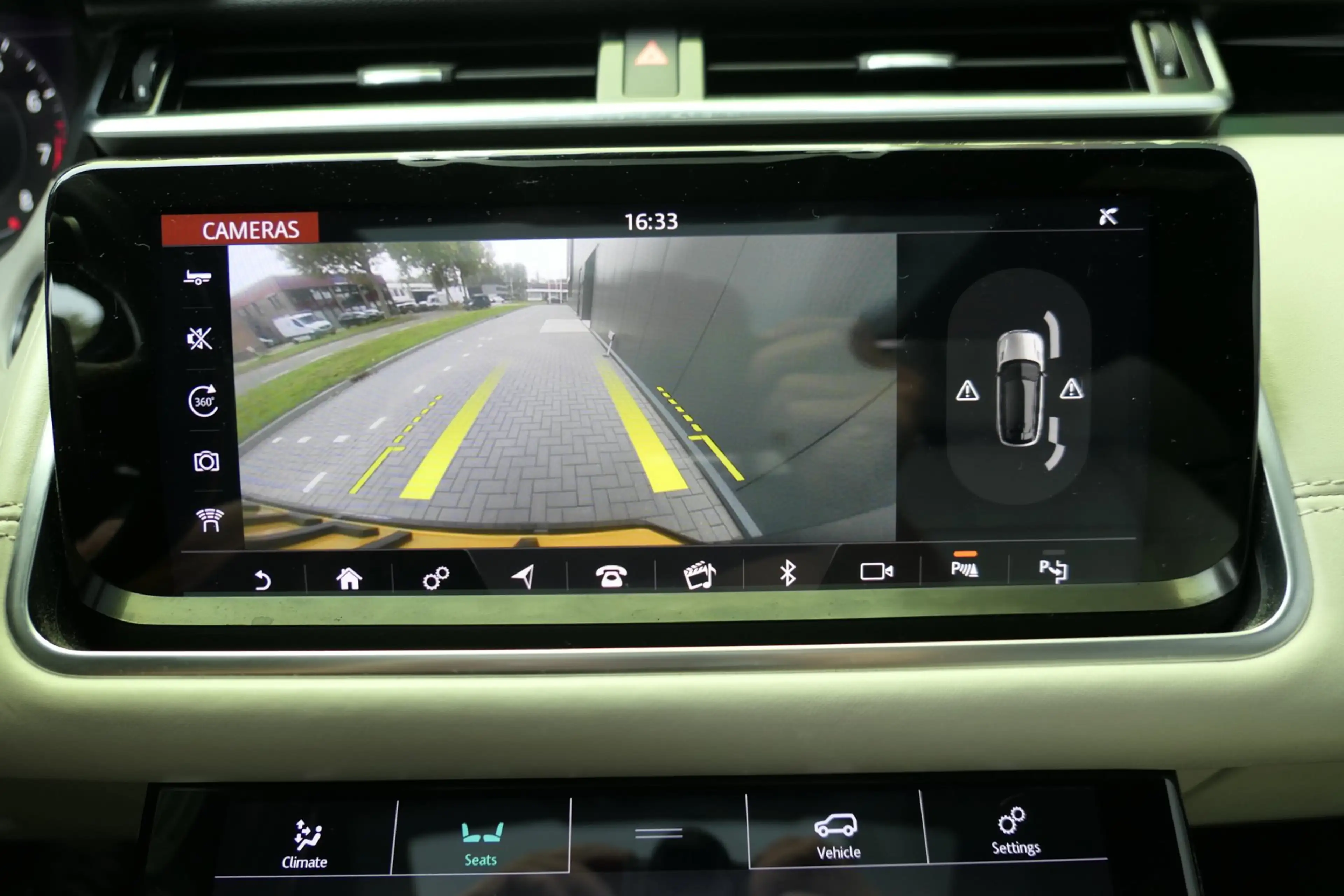Land Rover Range Rover Velar 3.0 V6 SC AWD First Edition Luchtvering Panorama S — photo 13