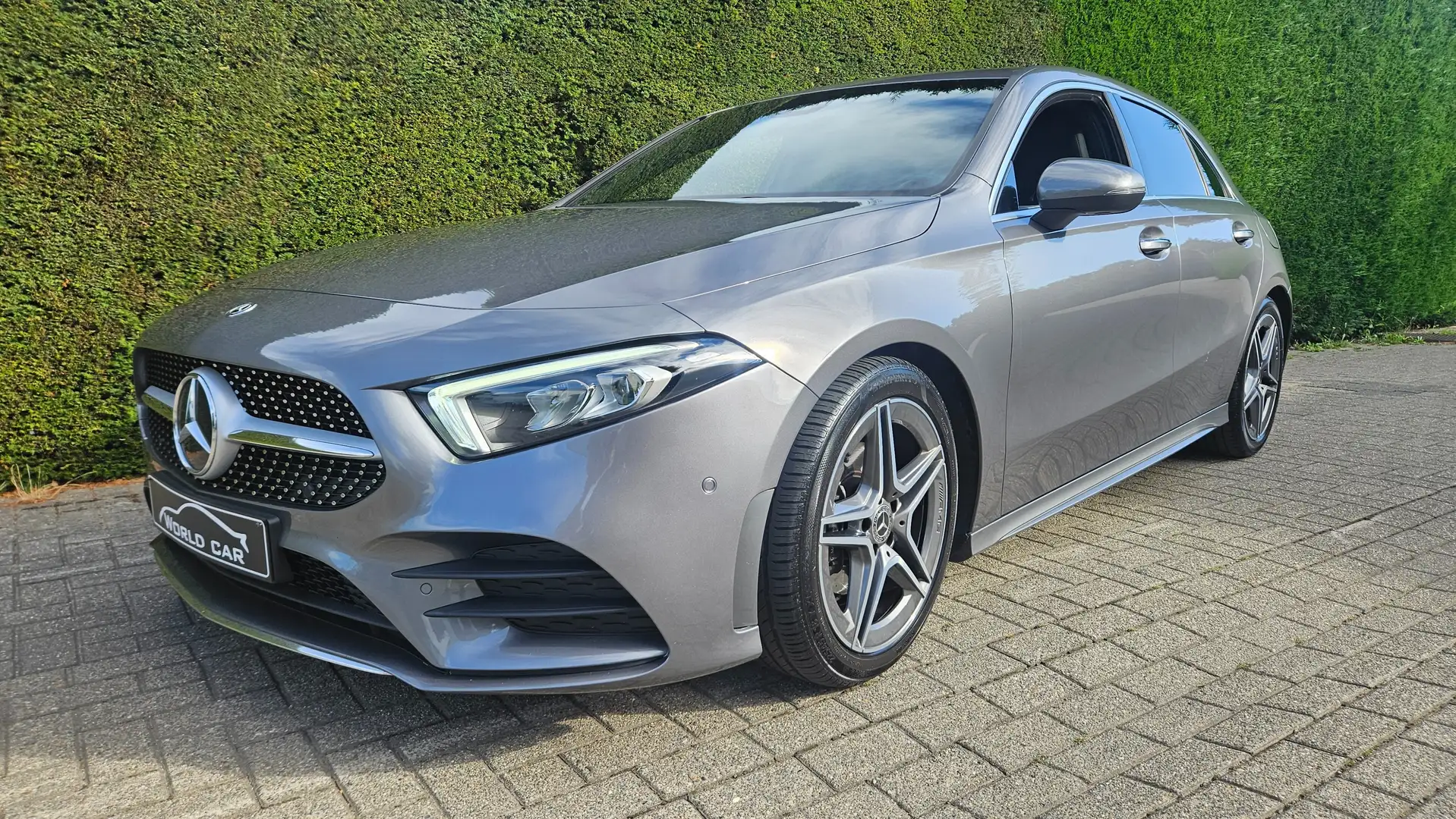 Mercedes-Benz A 180 d 7G-DCT AMG Line Grijs - 1