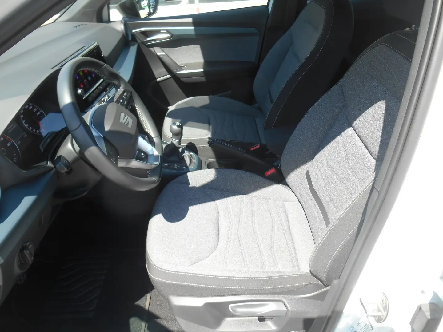 SEAT Arona Arona 1.0 ecotsi Xperience 95cv Grau - 2