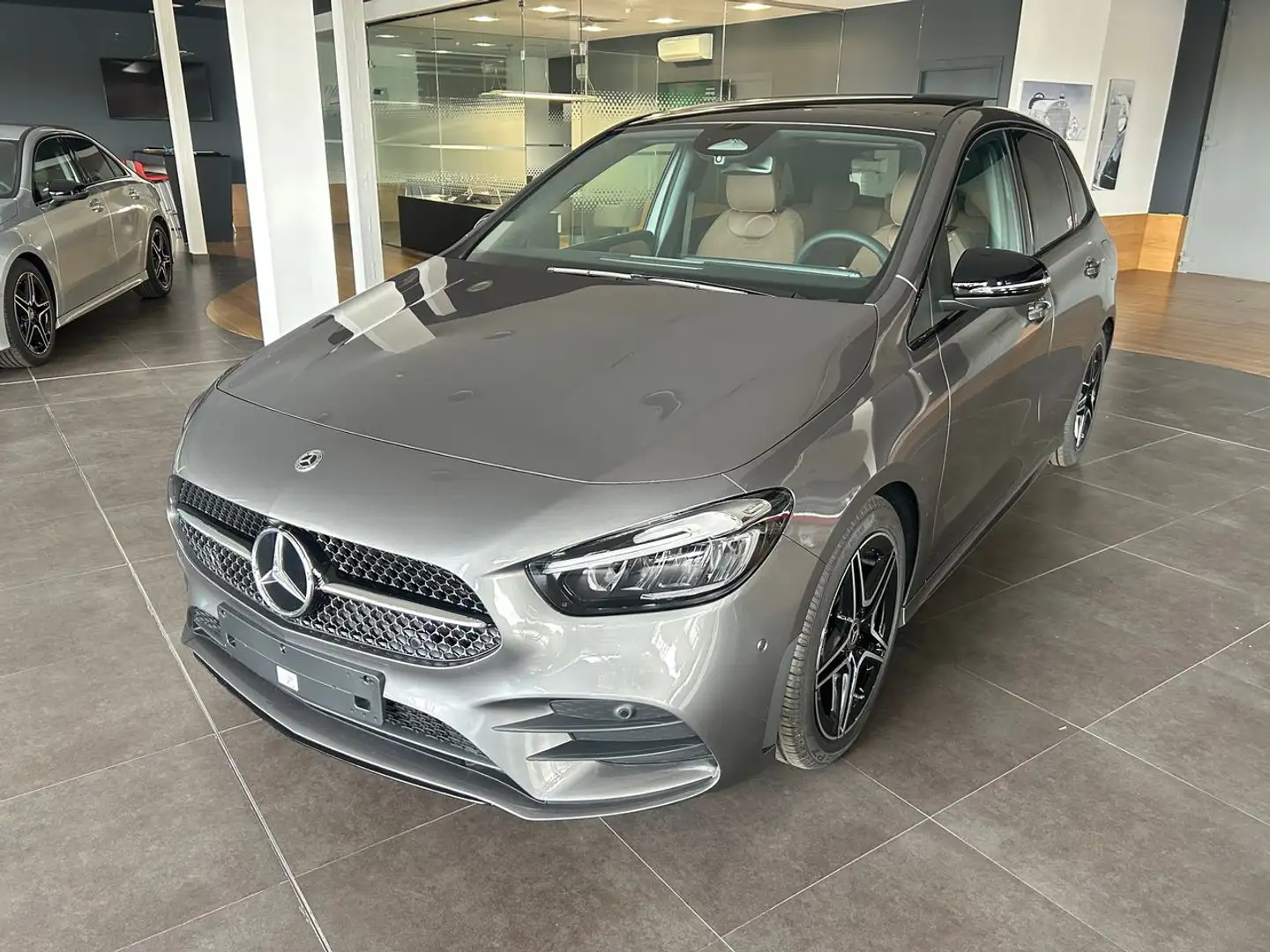 Mercedes-Benz B 200 200d Grau - 1