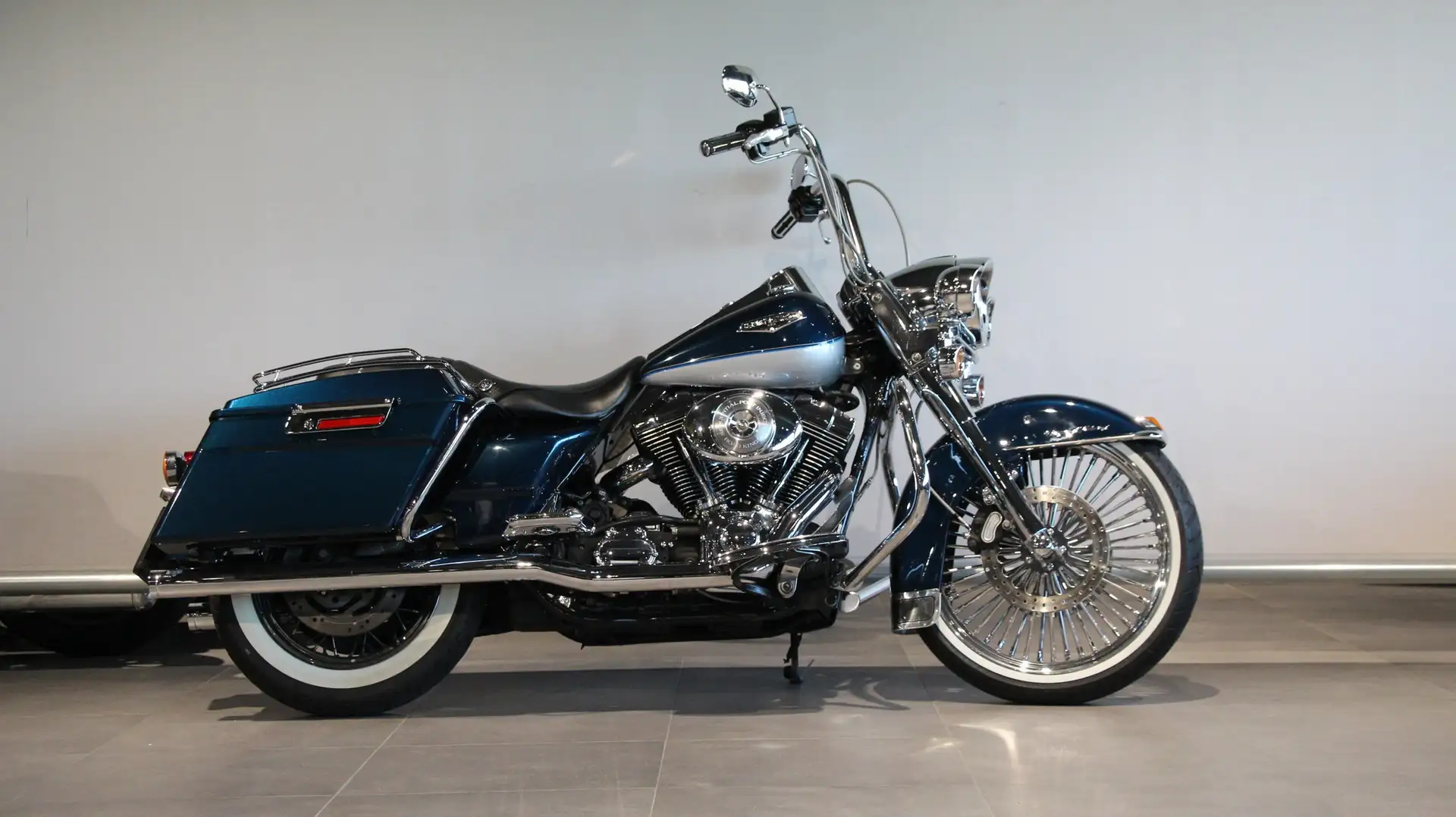 Harley-Davidson Road King CLASSIC Bleu - 1