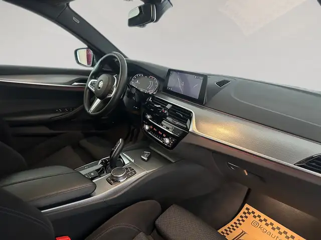 BMW 5 Series view 16