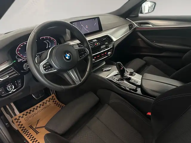 BMW 5 Series view 15