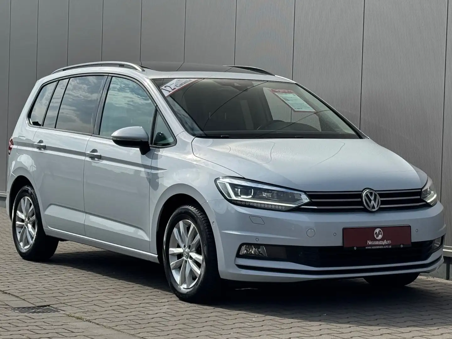 Volkswagen Touran DSG LED NAV+Kam Pano Massage Standhz.VOLL Silber - 2