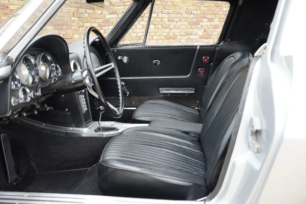 Chevrolet Corvette C2 Sting Ray Split-Window 327 Coupé Finished in "S, foto 3