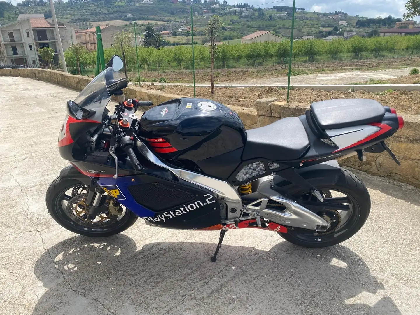 Aprilia RSV 1000 R - 1