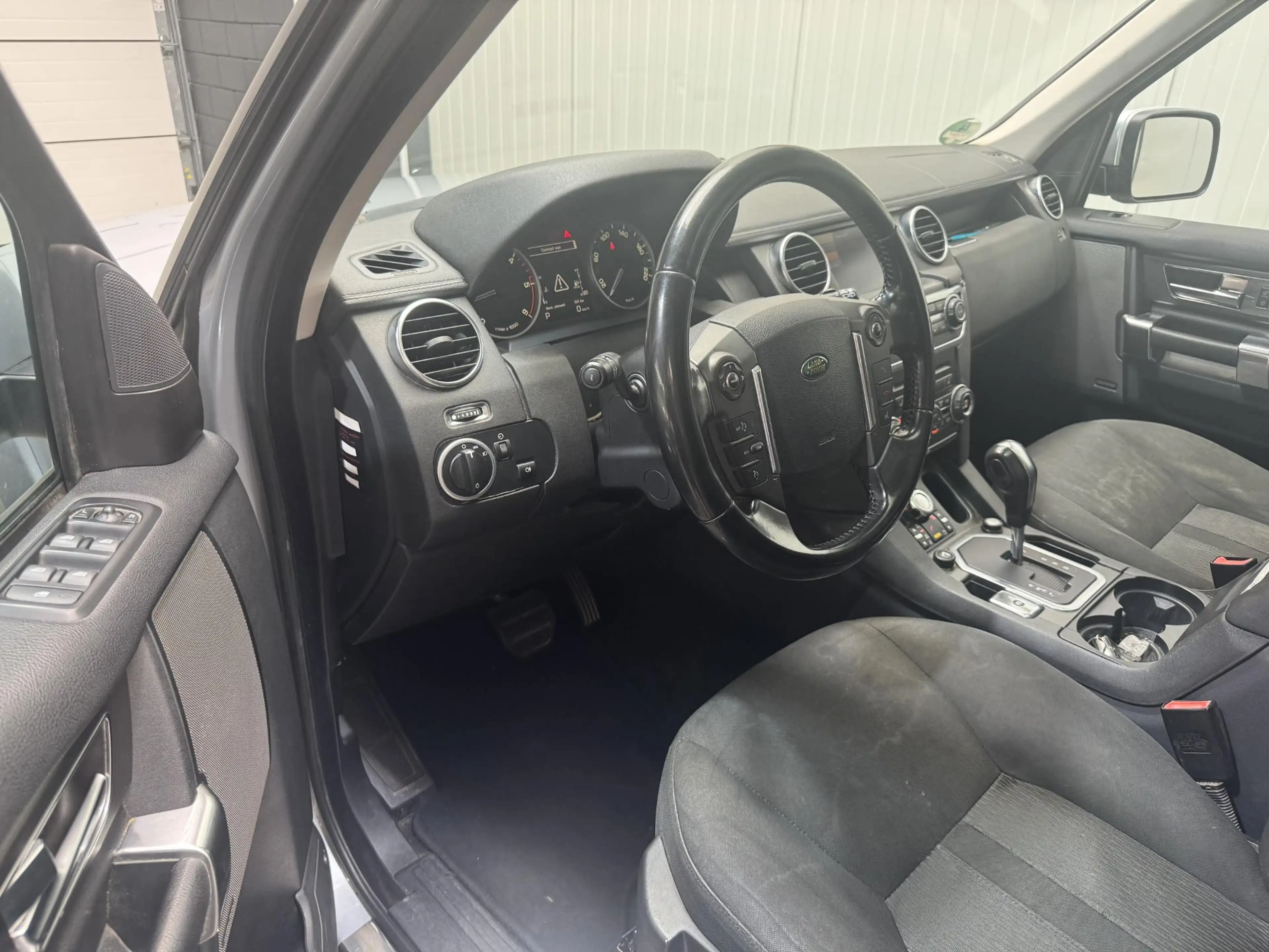 Land Rover Discovery 2.7 TDV6 S — photo 9