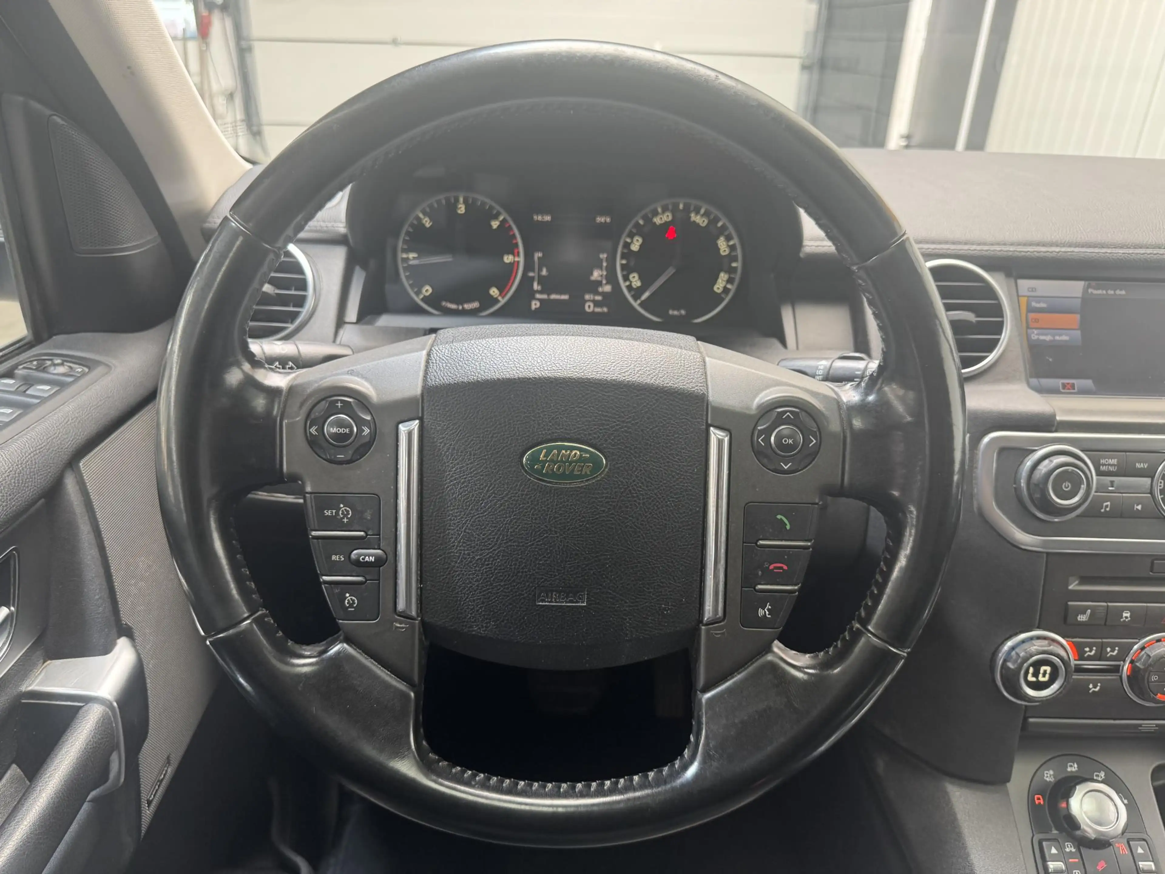Land Rover Discovery 2.7 TDV6 S — photo 12