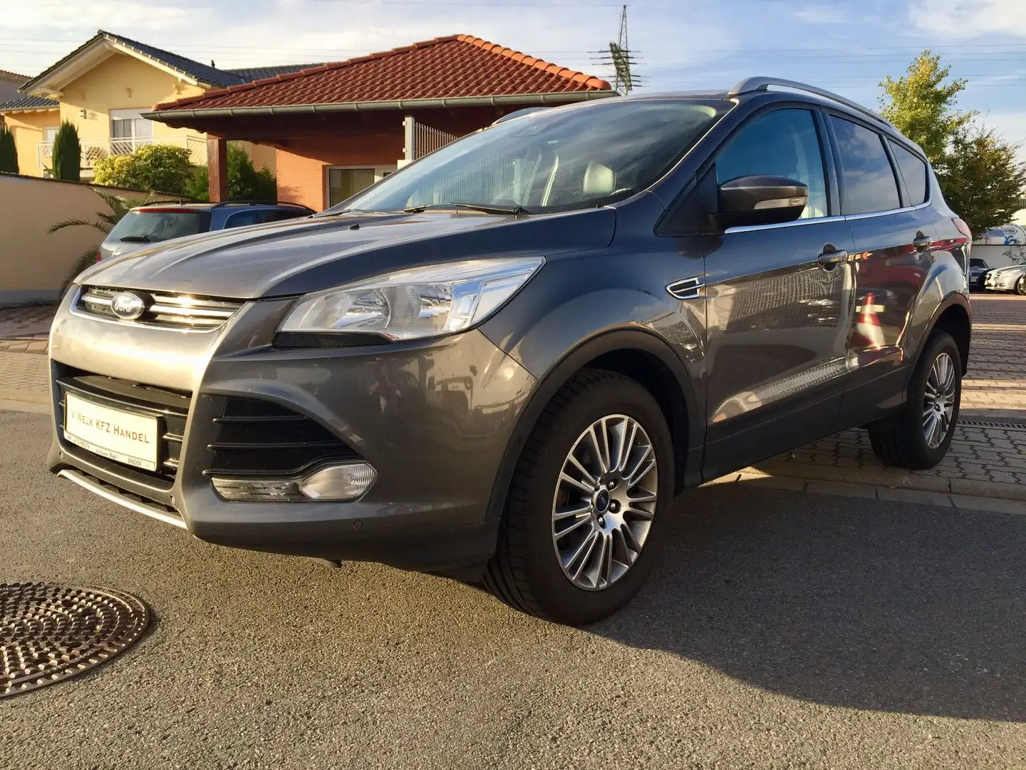 Ford Kuga Titanium Grau - 1