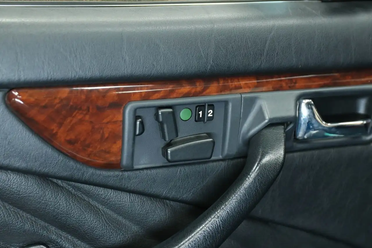 Mercedes-Benz 560 SEC, Schweiz,96 tkm, Scheckheft, Airbag, foto 11