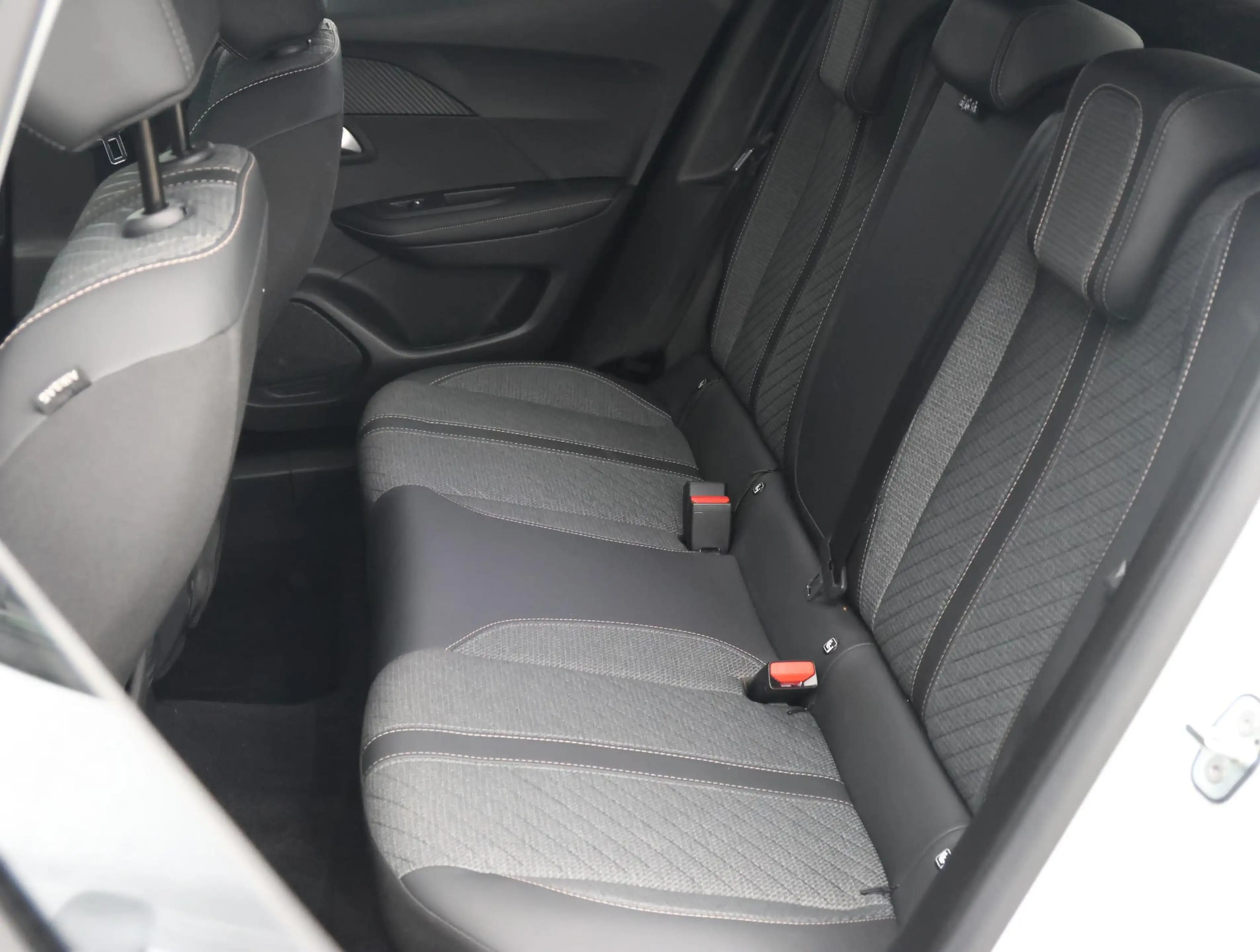 Peugeot 2008 1.2 Hybrid 145 Allure 8 jaar garantie! | Parkeerse — photo 15