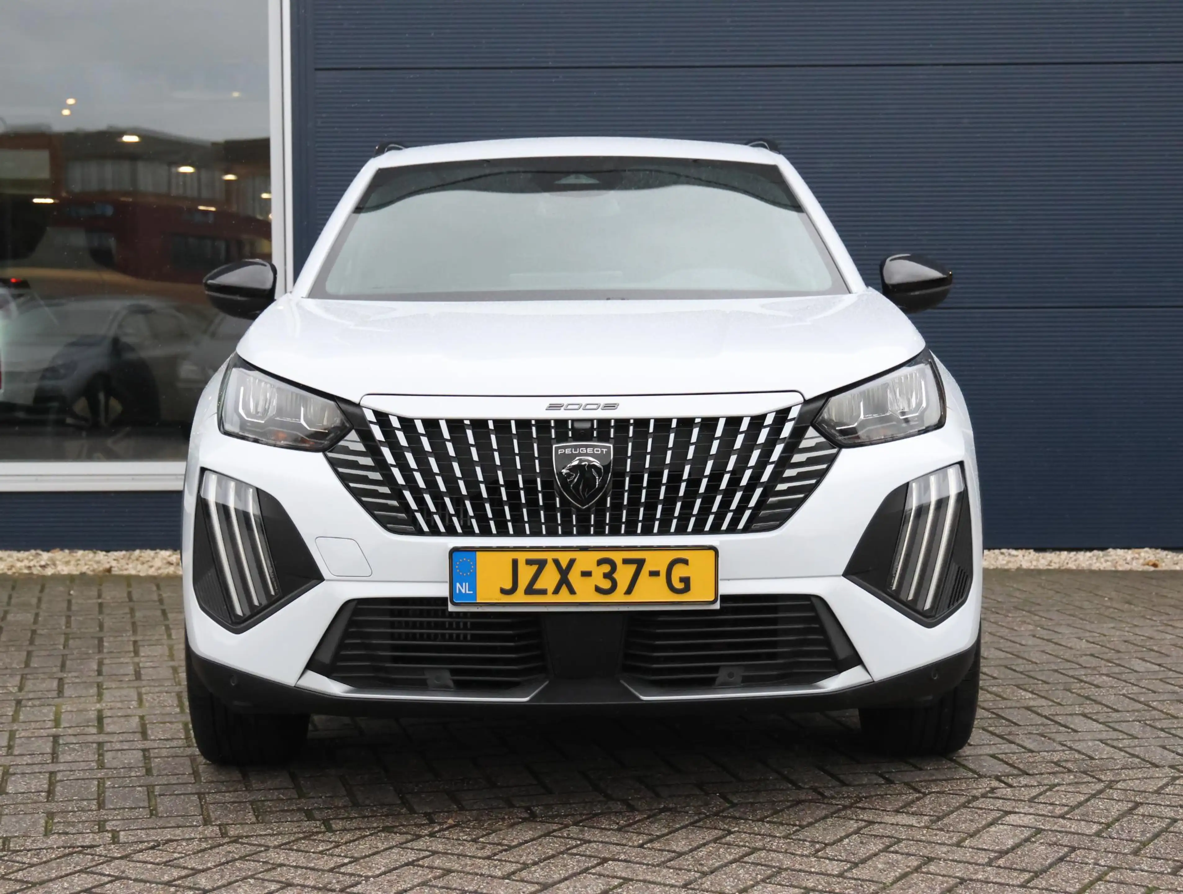 Peugeot 2008 1.2 Hybrid 145 Allure 8 jaar garantie! | Parkeerse — photo 4