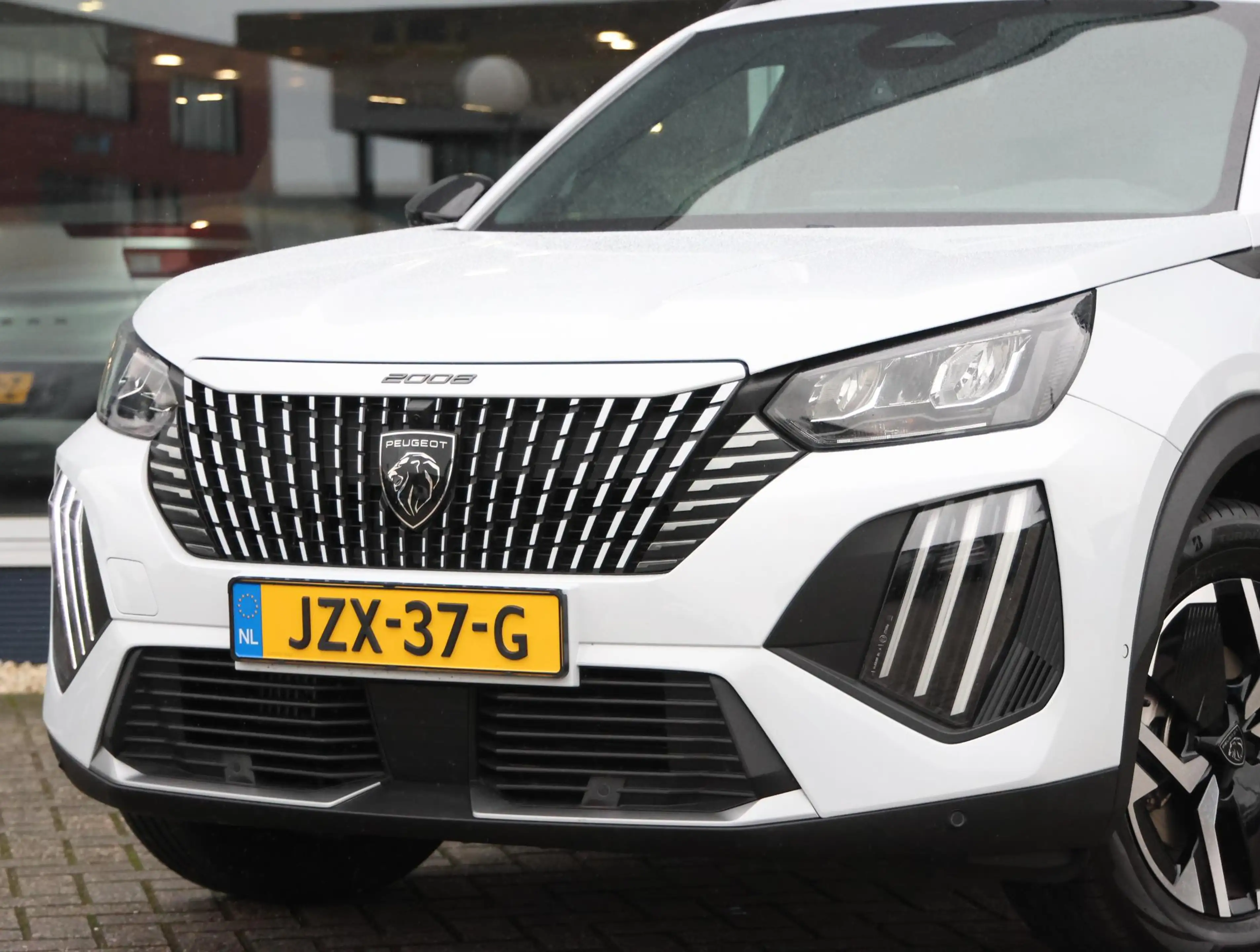 Peugeot 2008 1.2 Hybrid 145 Allure 8 jaar garantie! | Parkeerse — photo 5