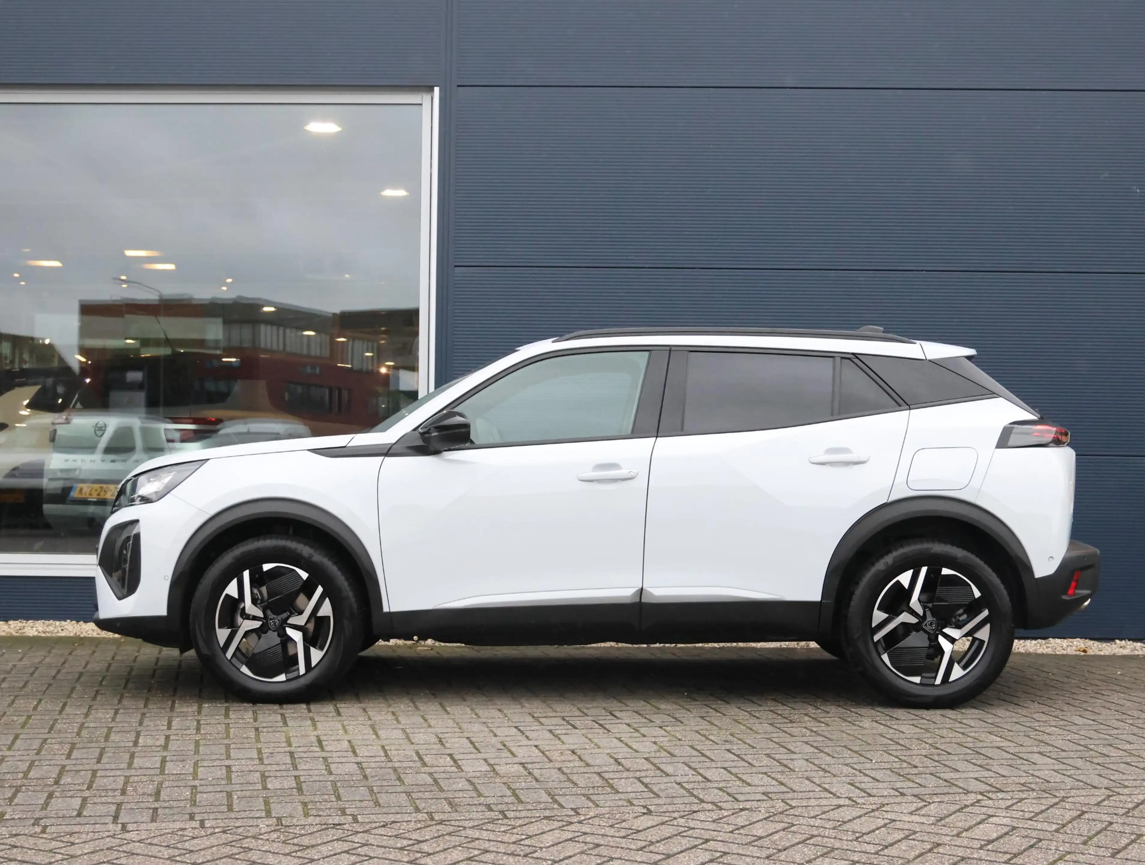 Peugeot 2008 1.2 Hybrid 145 Allure 8 jaar garantie! | Parkeerse — photo 2