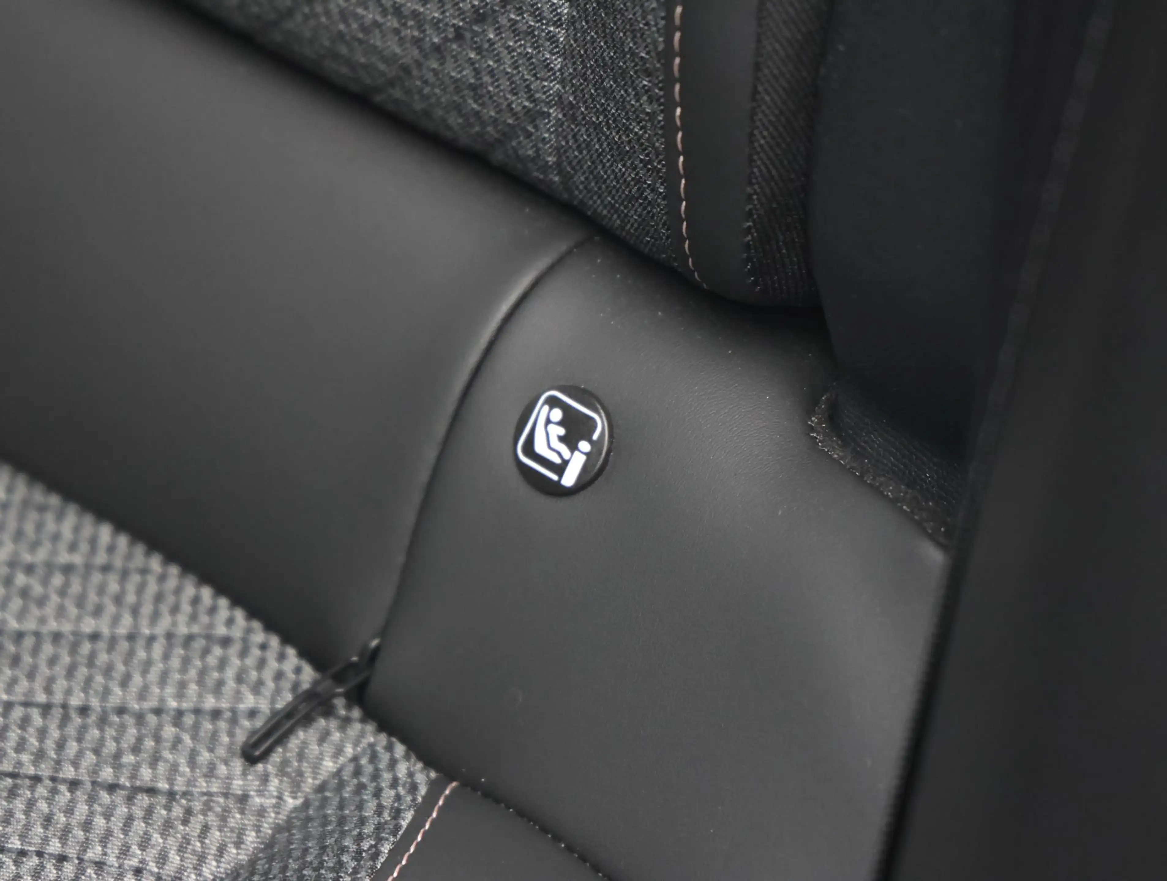 Peugeot 2008 1.2 Hybrid 145 Allure 8 jaar garantie! | Parkeerse — photo 14