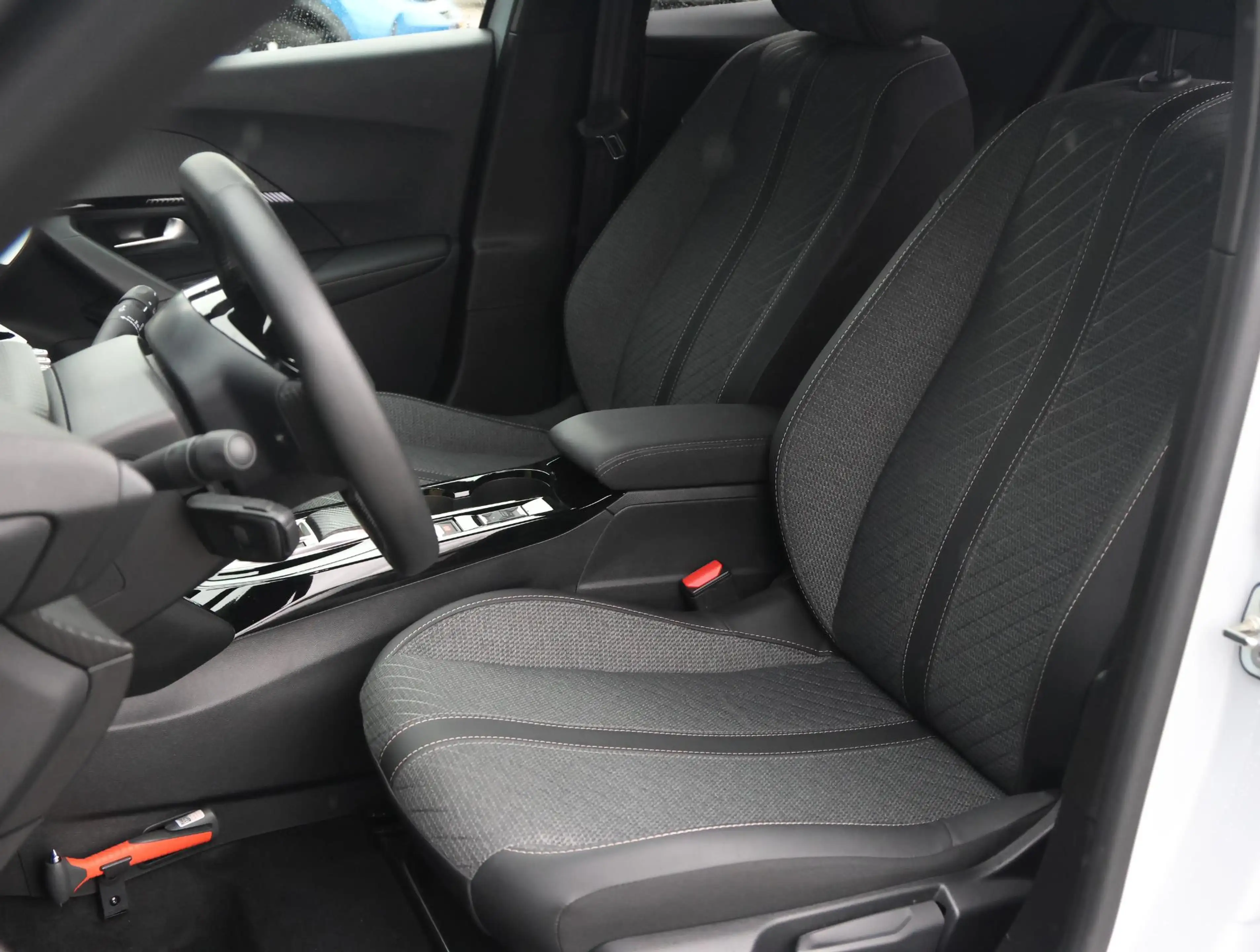Peugeot 2008 1.2 Hybrid 145 Allure 8 jaar garantie! | Parkeerse — photo 11