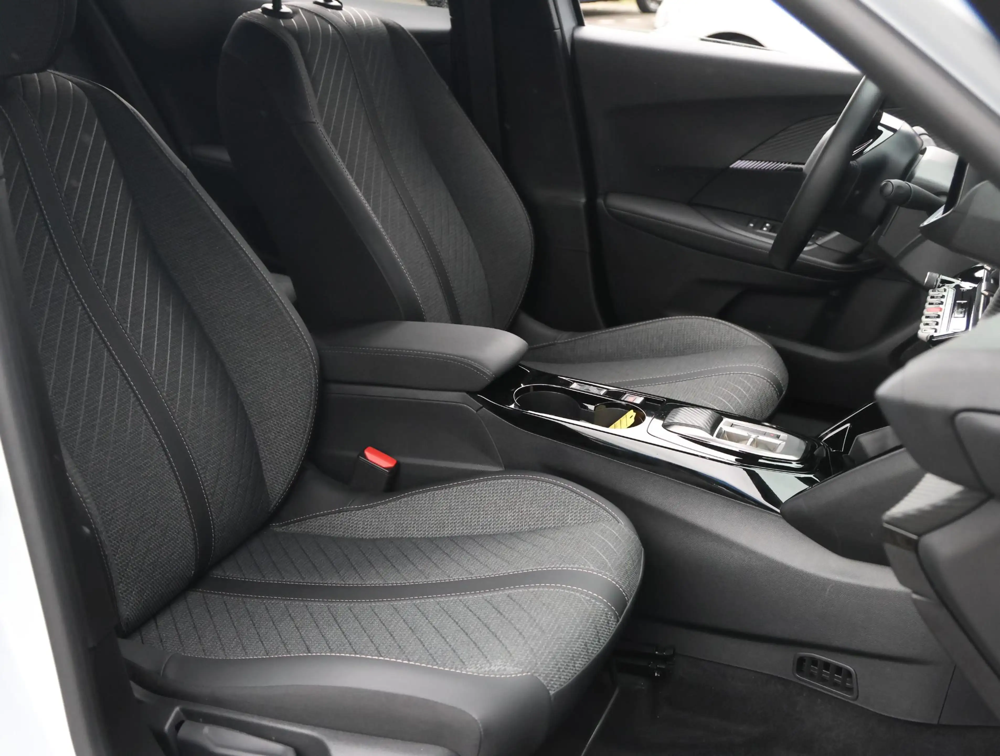 Peugeot 2008 1.2 Hybrid 145 Allure 8 jaar garantie! | Parkeerse — photo 9