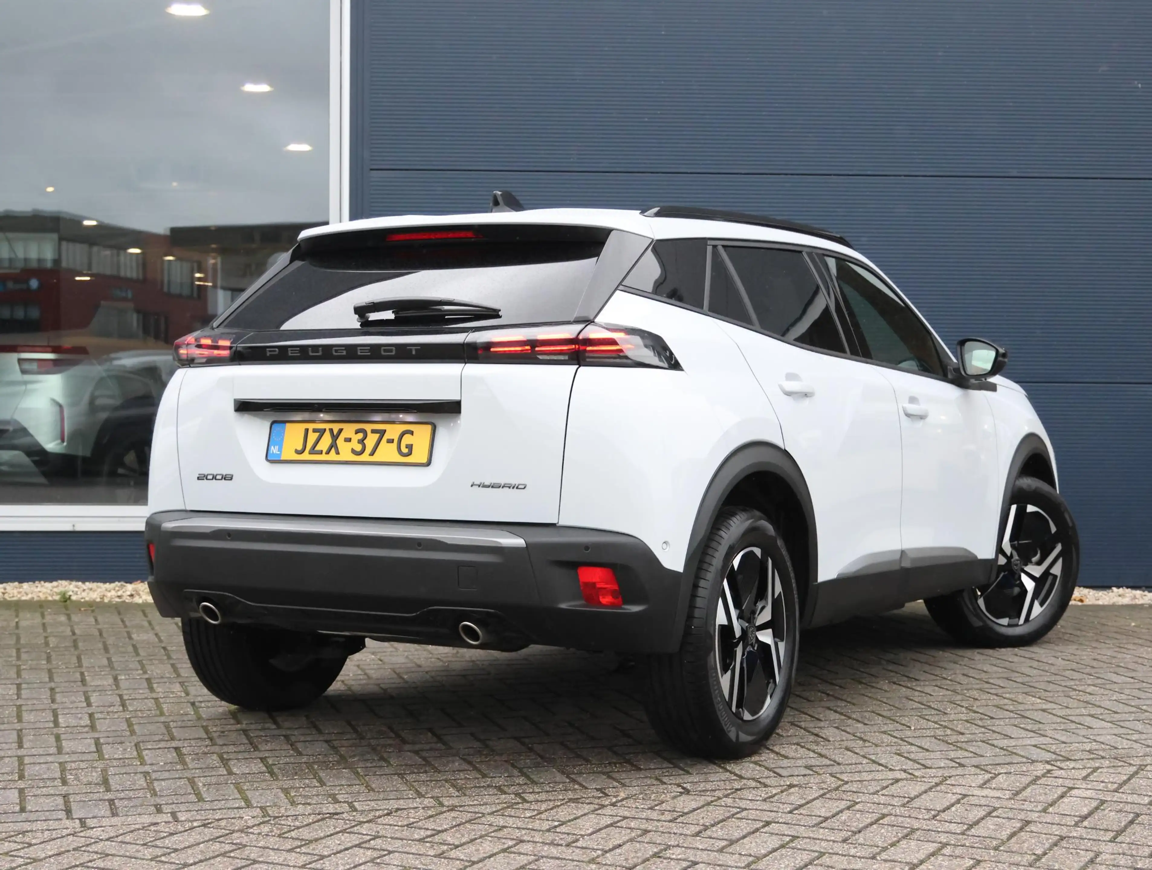 Peugeot 2008 1.2 Hybrid 145 Allure 8 jaar garantie! | Parkeerse — photo 3