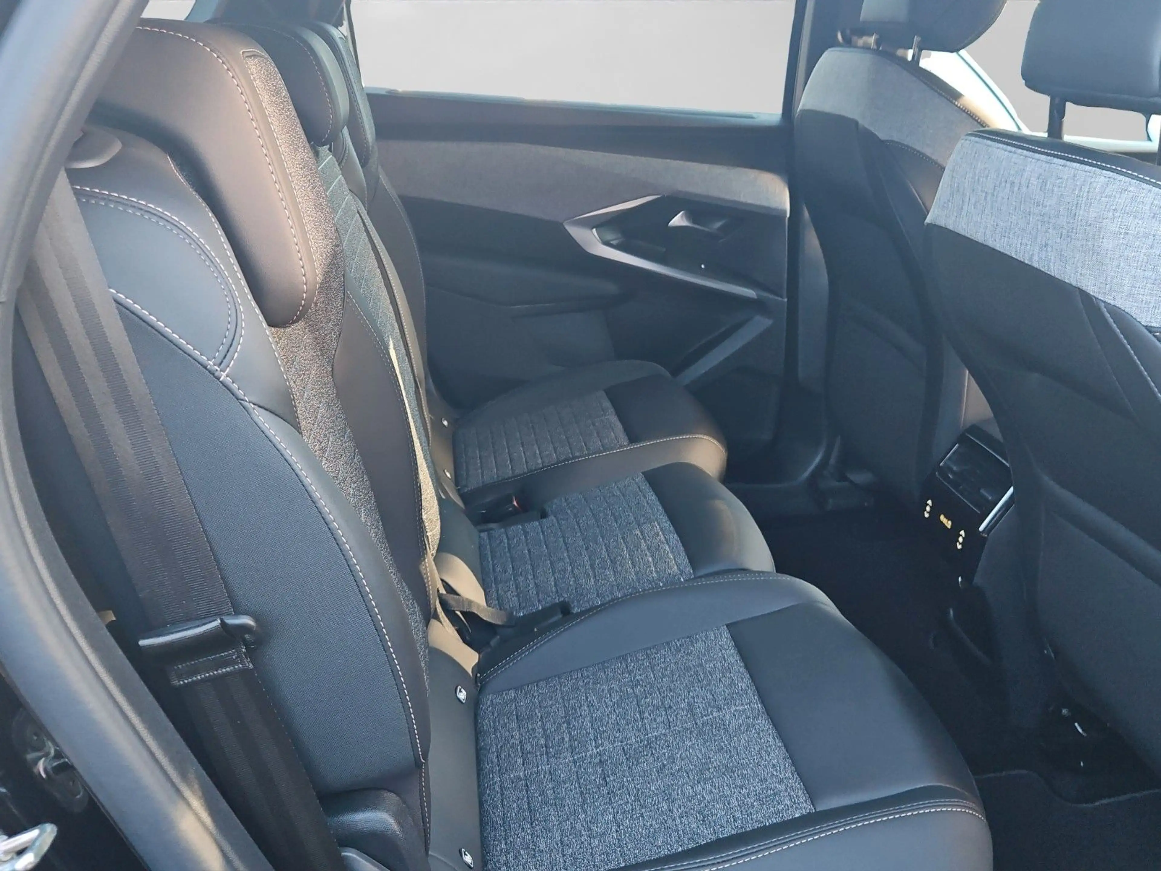 Peugeot 5008 Hybrid 145 Allure — photo 11