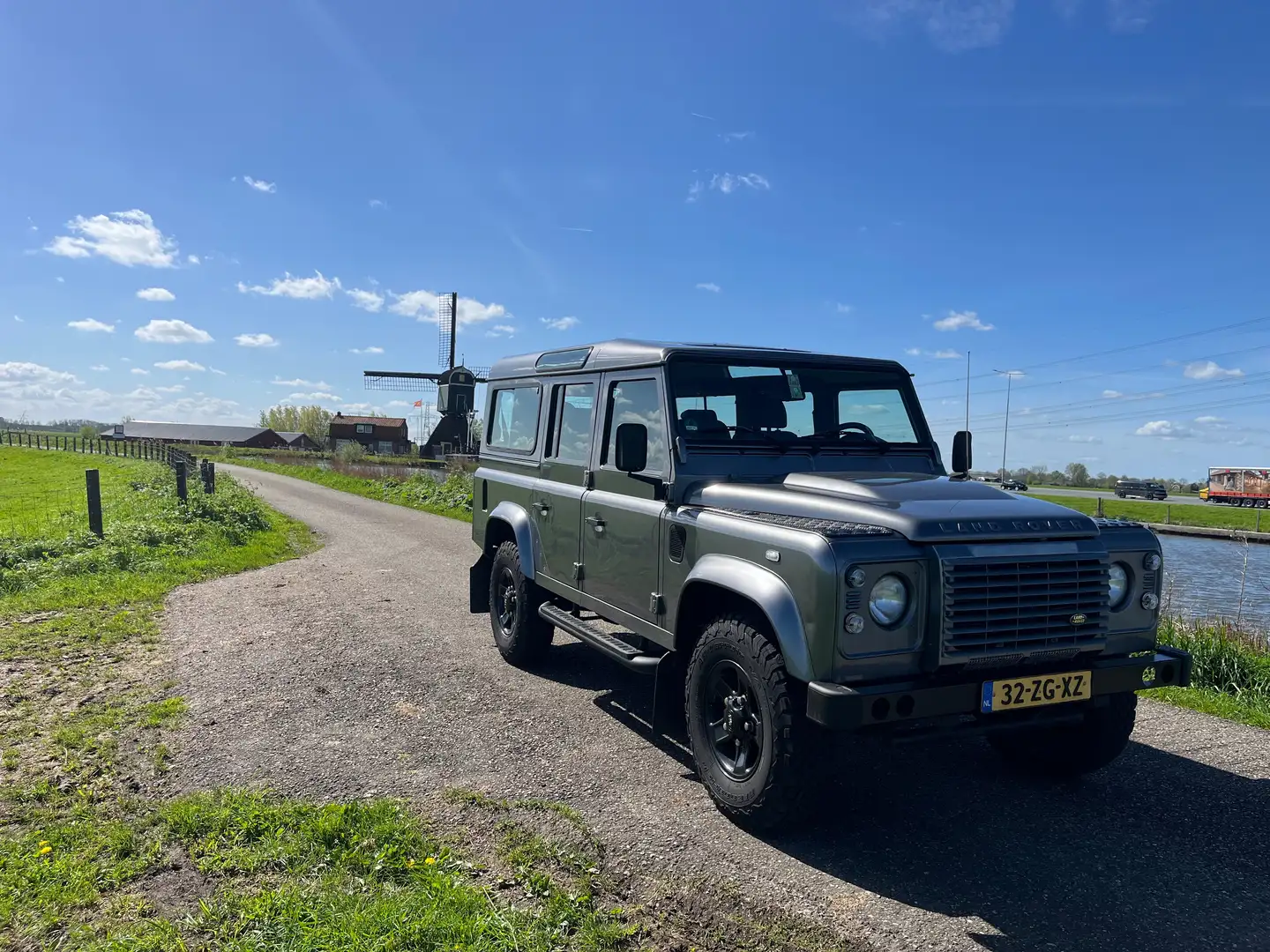Land Rover Defender 2.4 TD 110 SW XTech Szary - 2