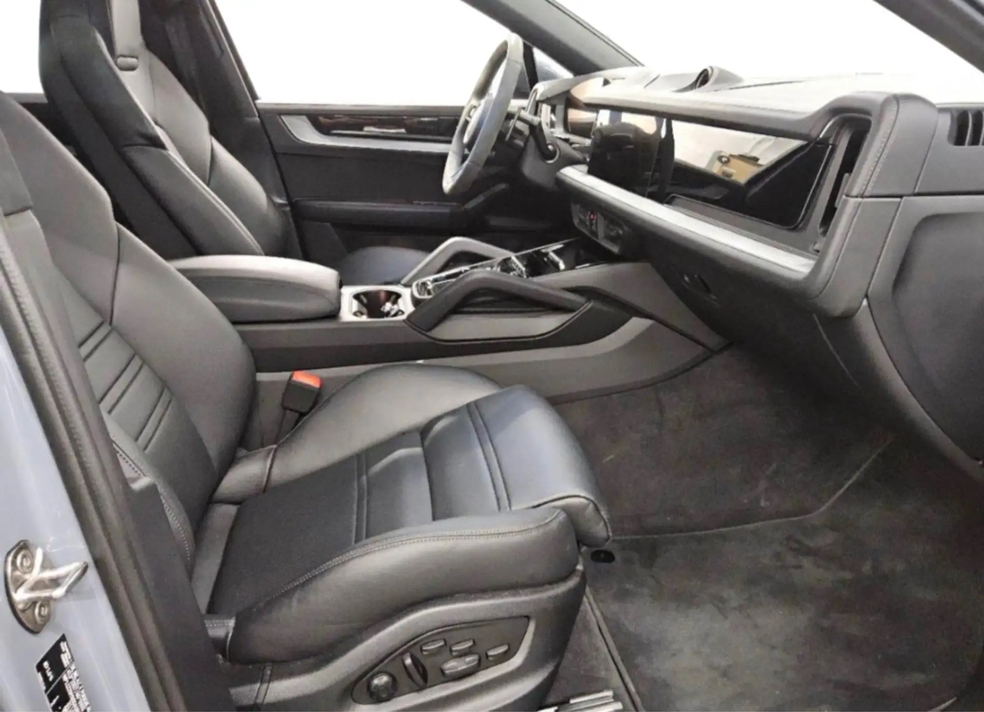 포르쉐 Porsche Cayenne E-Hybrid 2025 회색 사진 3