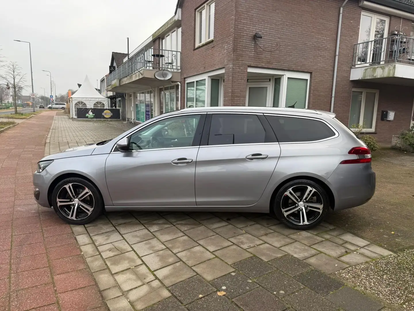 Peugeot 308 SW 1.2 PureTech Blue Lease Premium navi airco pano Grijs - 2