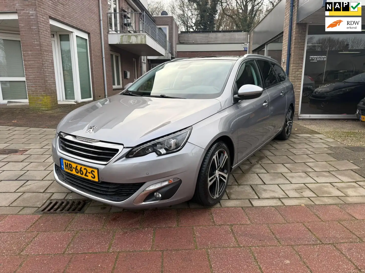 Peugeot 308 SW 1.2 PureTech Blue Lease Premium navi airco pano Grijs - 1