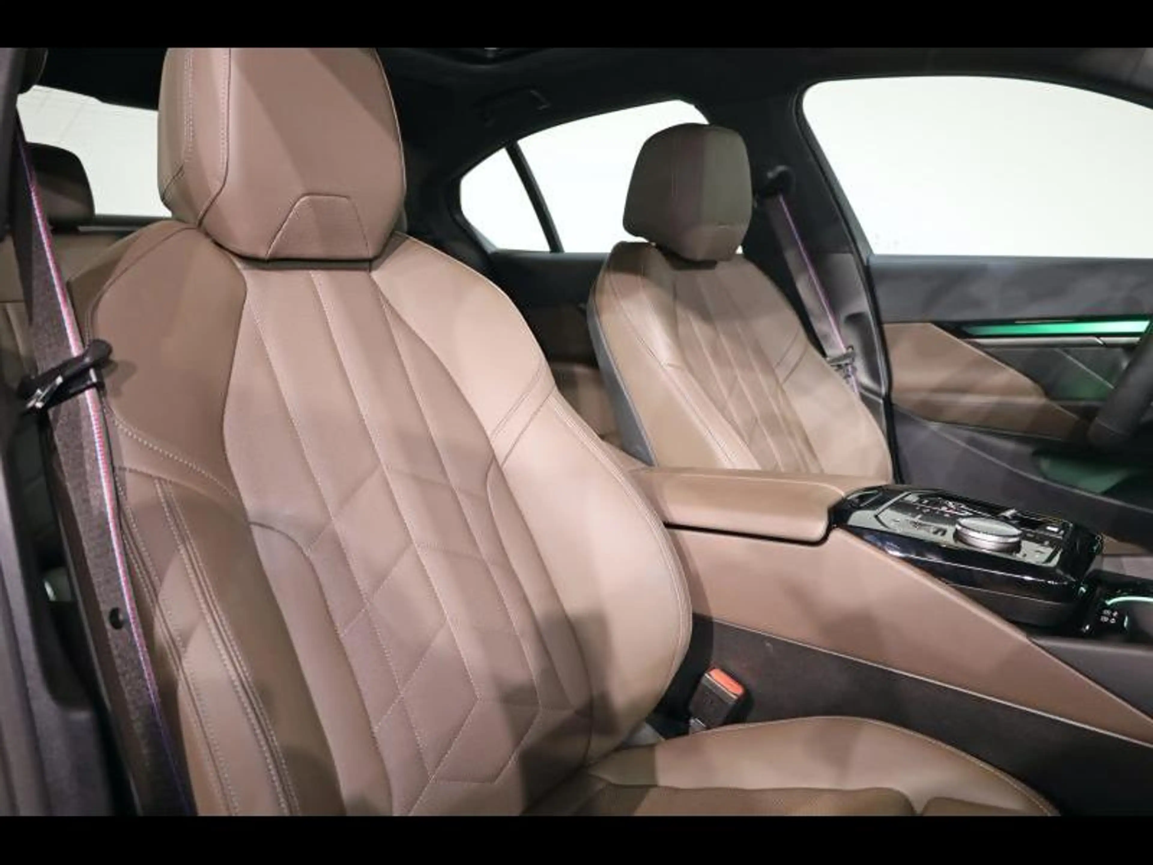 BMW 550 e xDrive Berline Kit M Sport — photo 11