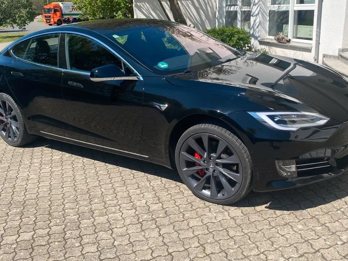 Tesla Model S Model S Performance Schwarz - 1