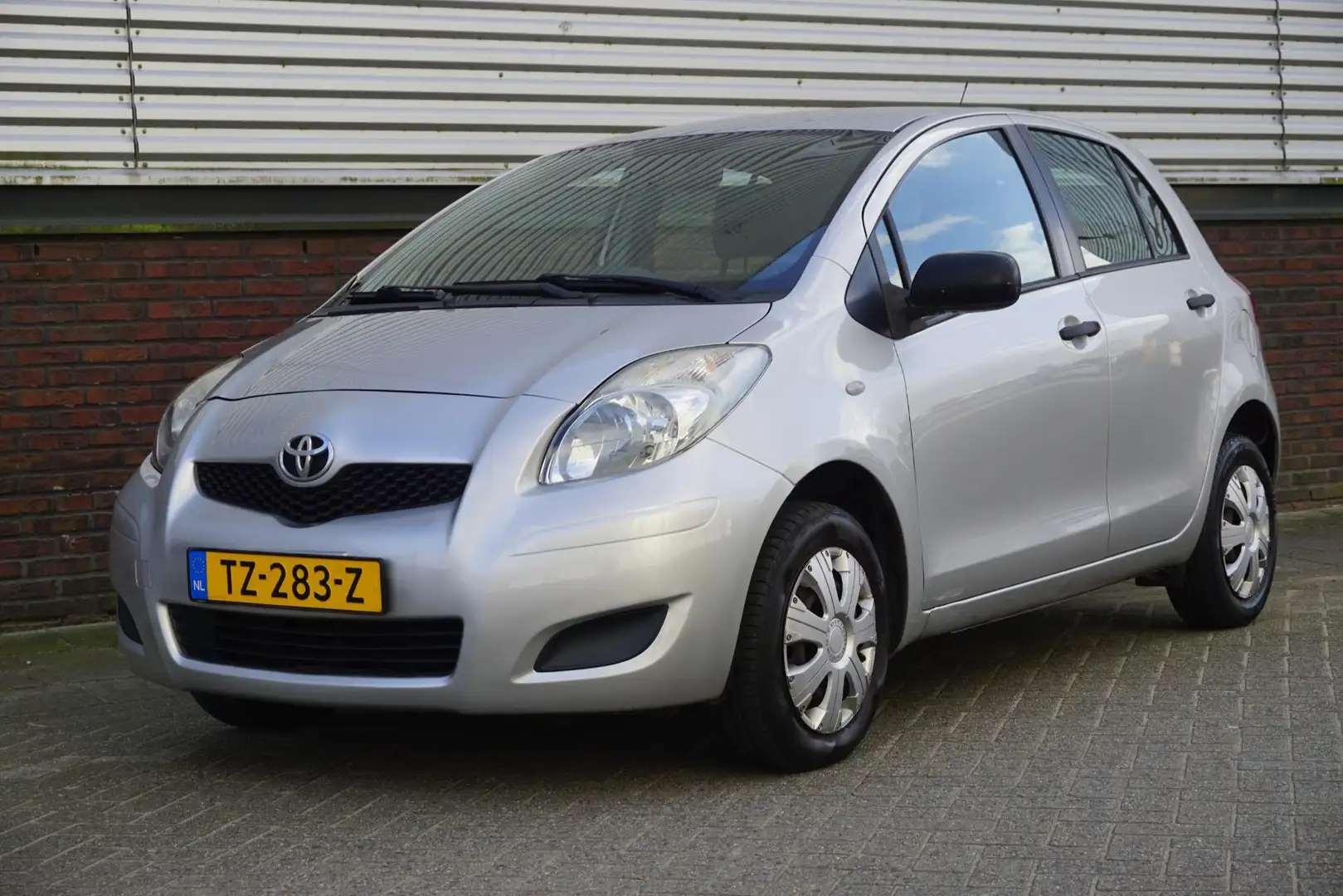 Toyota Yaris 1.0 VVTi 148600KM!! RIJKLAARPRIJS Grijs - 1