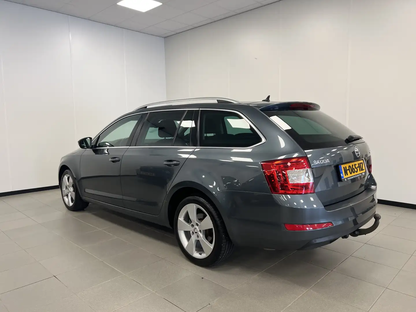 Skoda Octavia Combi 1.6 TDI 4X4 Bus.Line / NAVI / STOELVERW. / A Grijs - 2