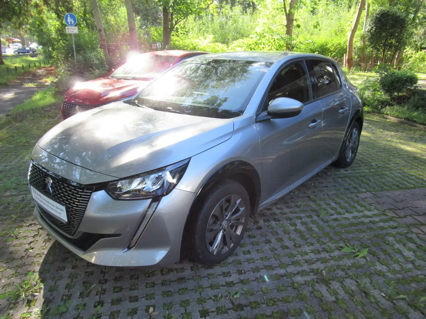 Peugeot 208 e- Allure 136 Navi, LM, PDC v/h Kamera, SHZ Silber - 2