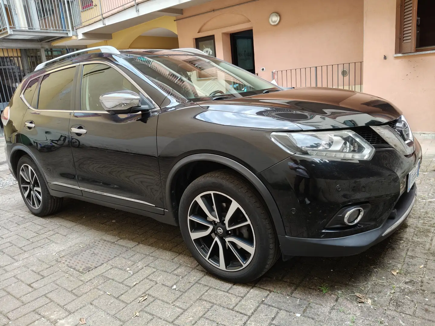 Nissan X-Trail X-Trail III  1.6 PREMIUM ,FULL OPTIONAL ,7 posti crna - 1
