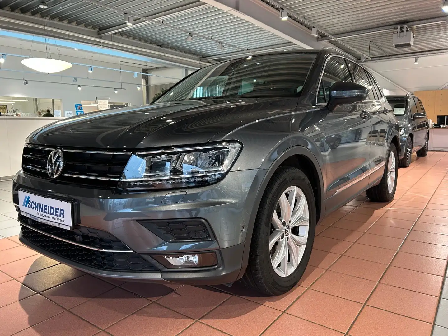 Volkswagen Tiguan Highline Grau - 1