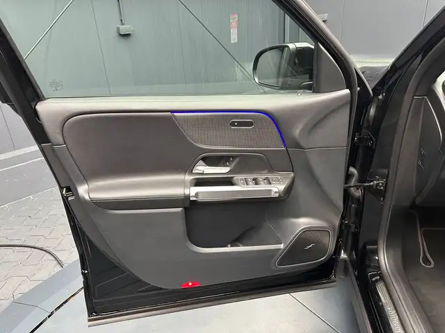 Mercedes-Benz GLB view 13