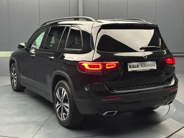 Mercedes-Benz GLB view 3
