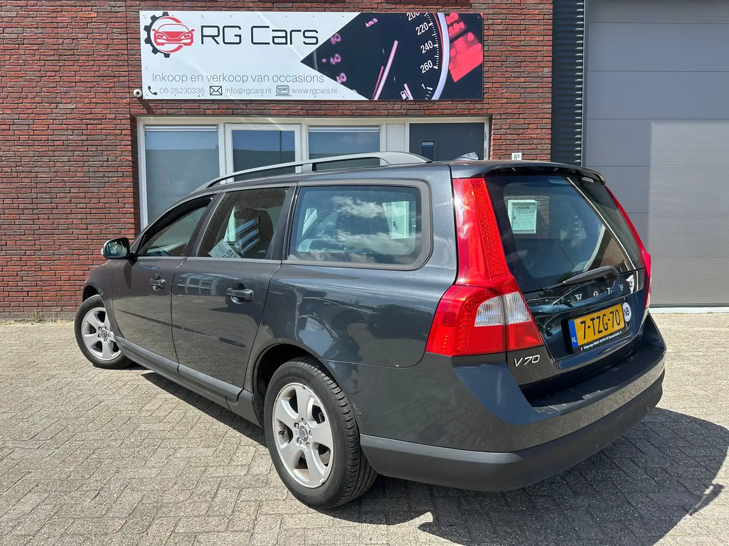 Volvo V70 2.0 Kinetic / PDC / Airco / Cruise / Clima Gris - 2