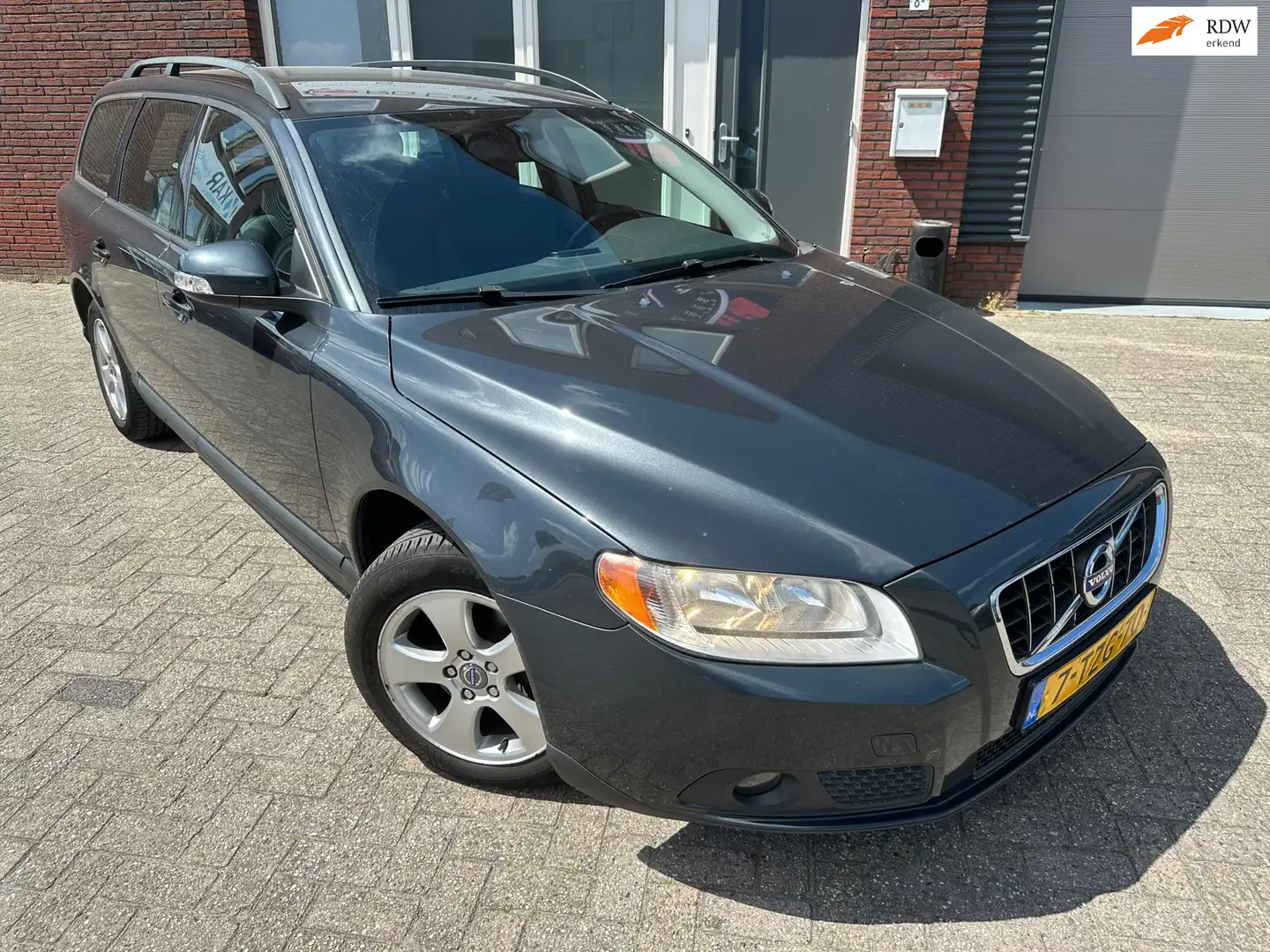 Volvo V70 2.0 Kinetic / PDC / Airco / Cruise / Clima Gris - 1
