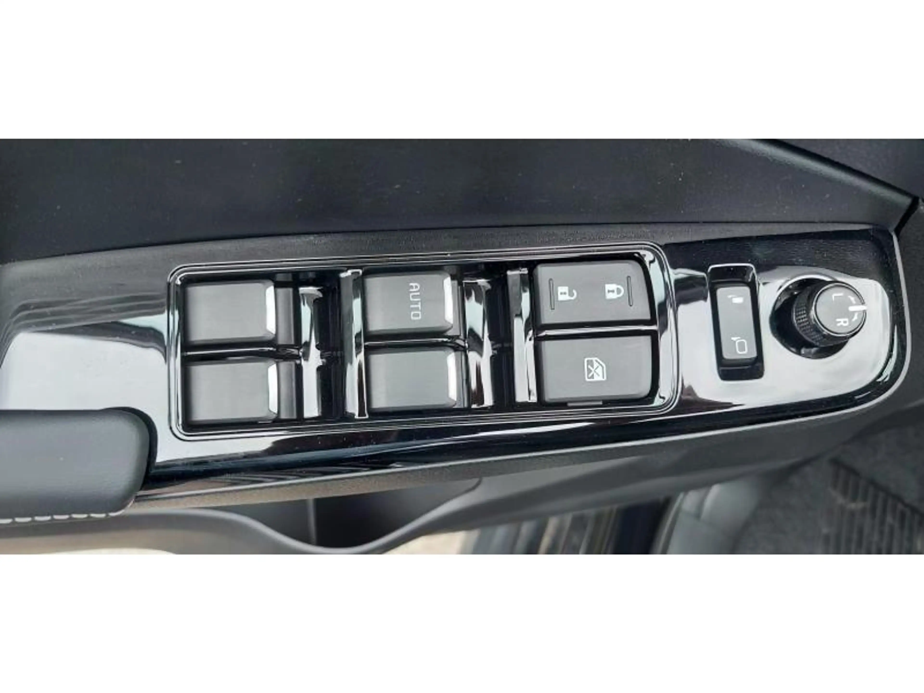 Isuzu D-Max V-CROSS 4X4 Leder, Carplay, Camera — photo 11