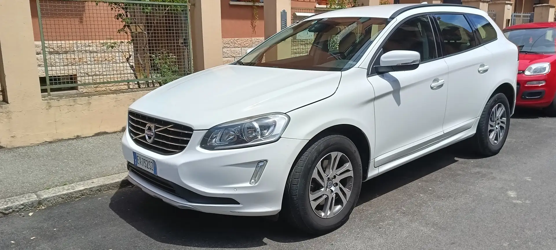 Volvo XC60 XC60 I 2014 2.0 d4 R-design 181cv geartronic Білий - 1