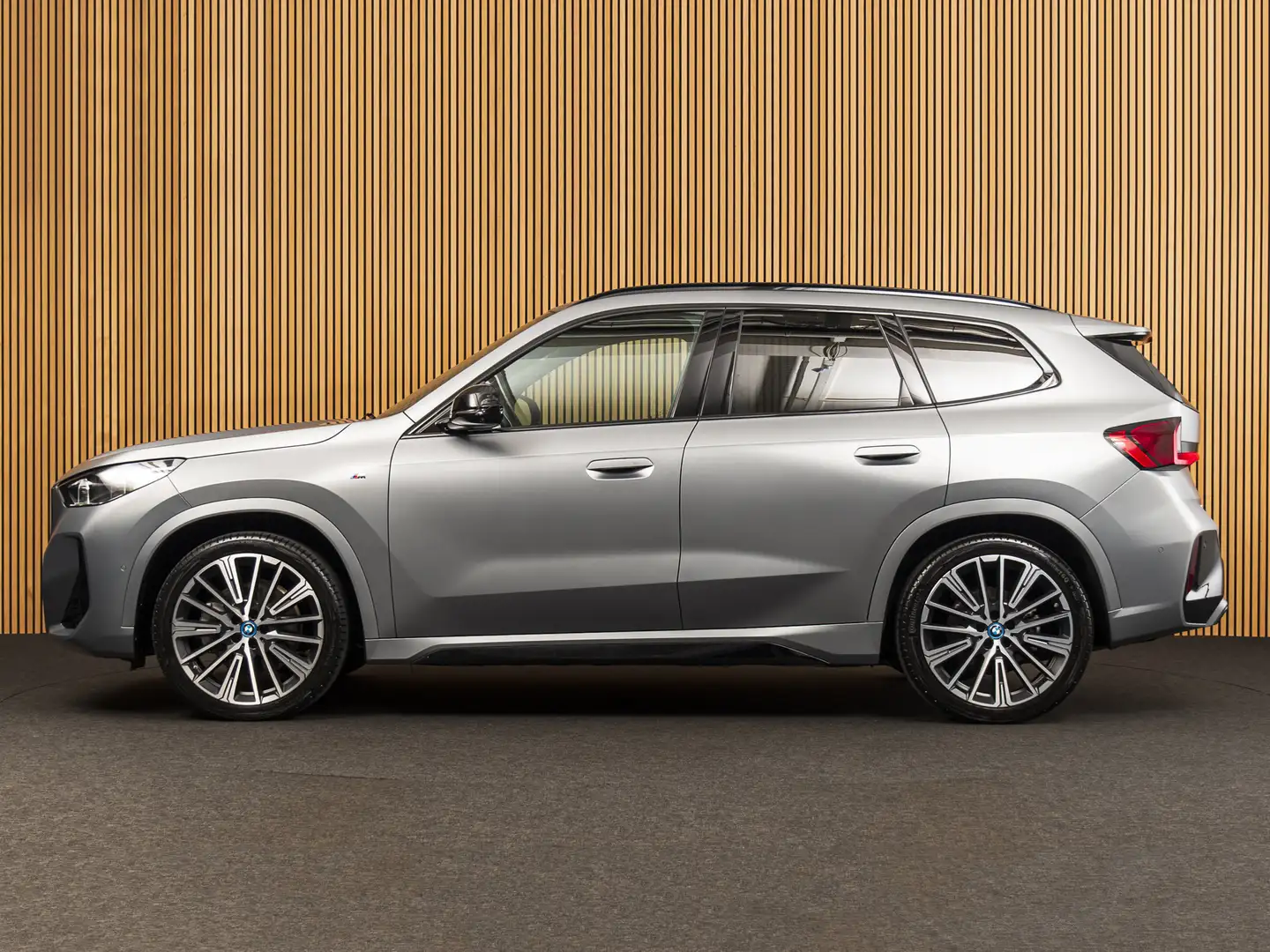 BMW iX1 xDrive30 Launch Edition 67 kWh MSPORT-PANO-H&K-HUD Gris - 2