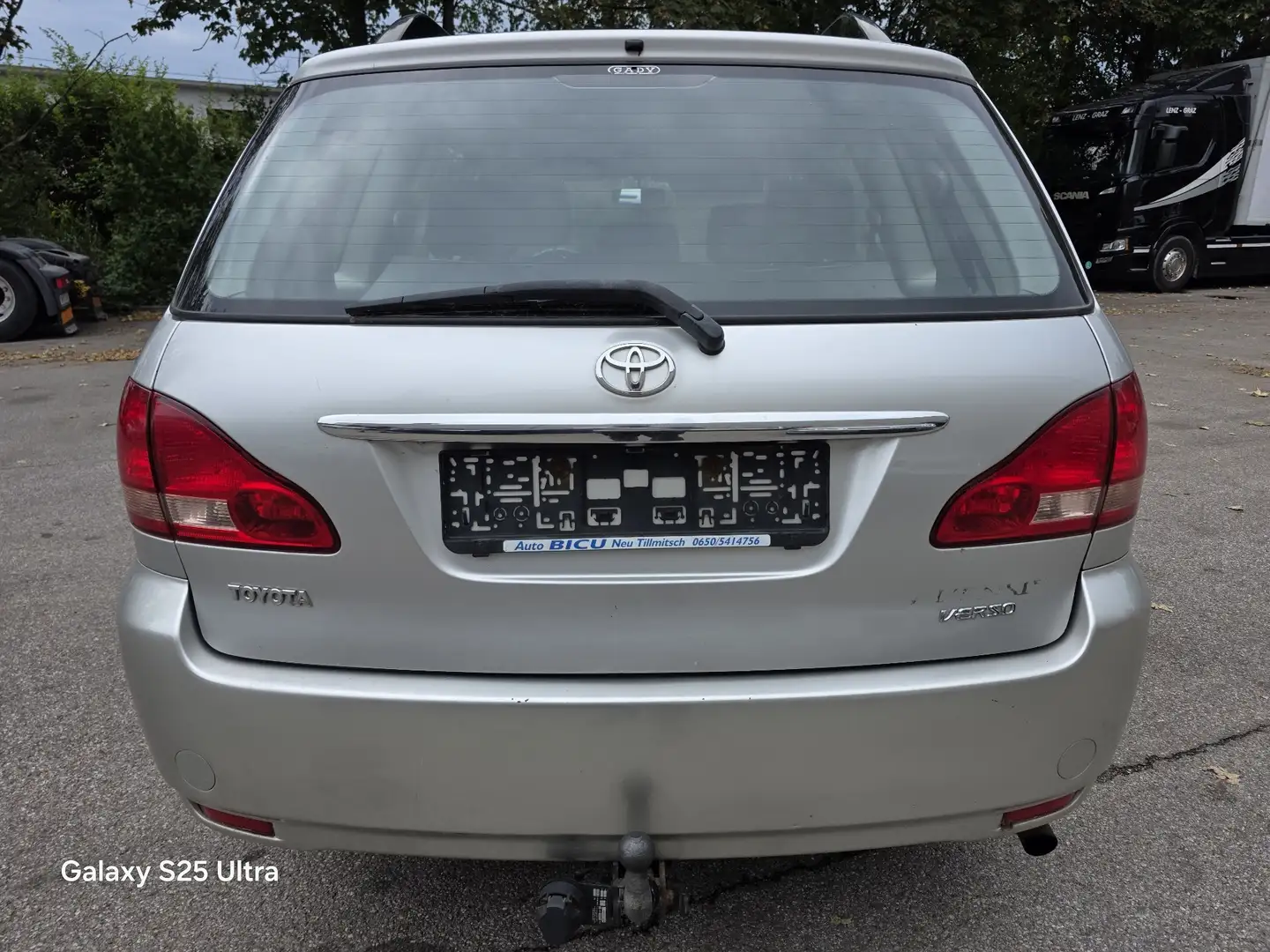 Toyota Avensis Verso D-4D linea sol Grau - 2