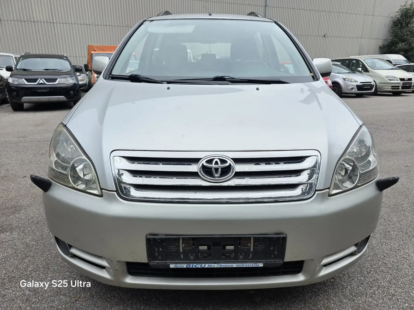 Toyota Avensis Verso D-4D linea sol Grau - 1