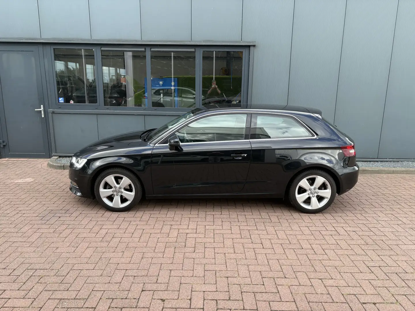 Audi A3 1.2 TFSi Ambition AIRCO/CRUISE/MEDIA/17INCH Zwart - 2