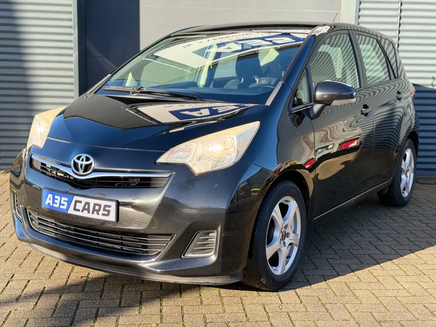 Toyota Verso-S 1.3 VVT-i Comfort|AIRCO|CAMERA|APK|NAVI Zwart - 1